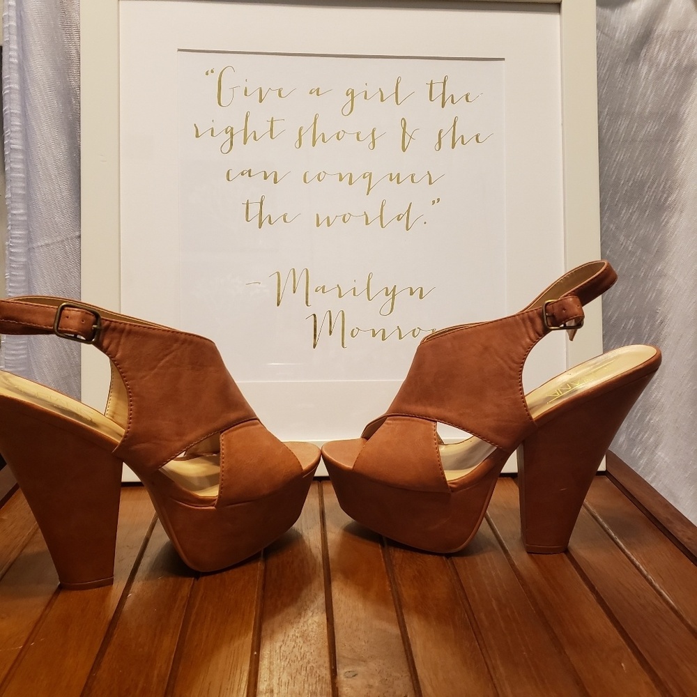 💋EUC Adriana New York Blinda Heels size 9💋